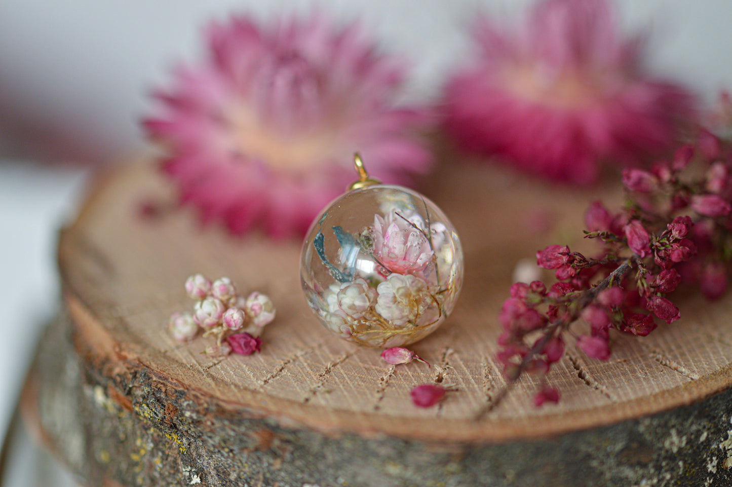 Necklace with decent flowers