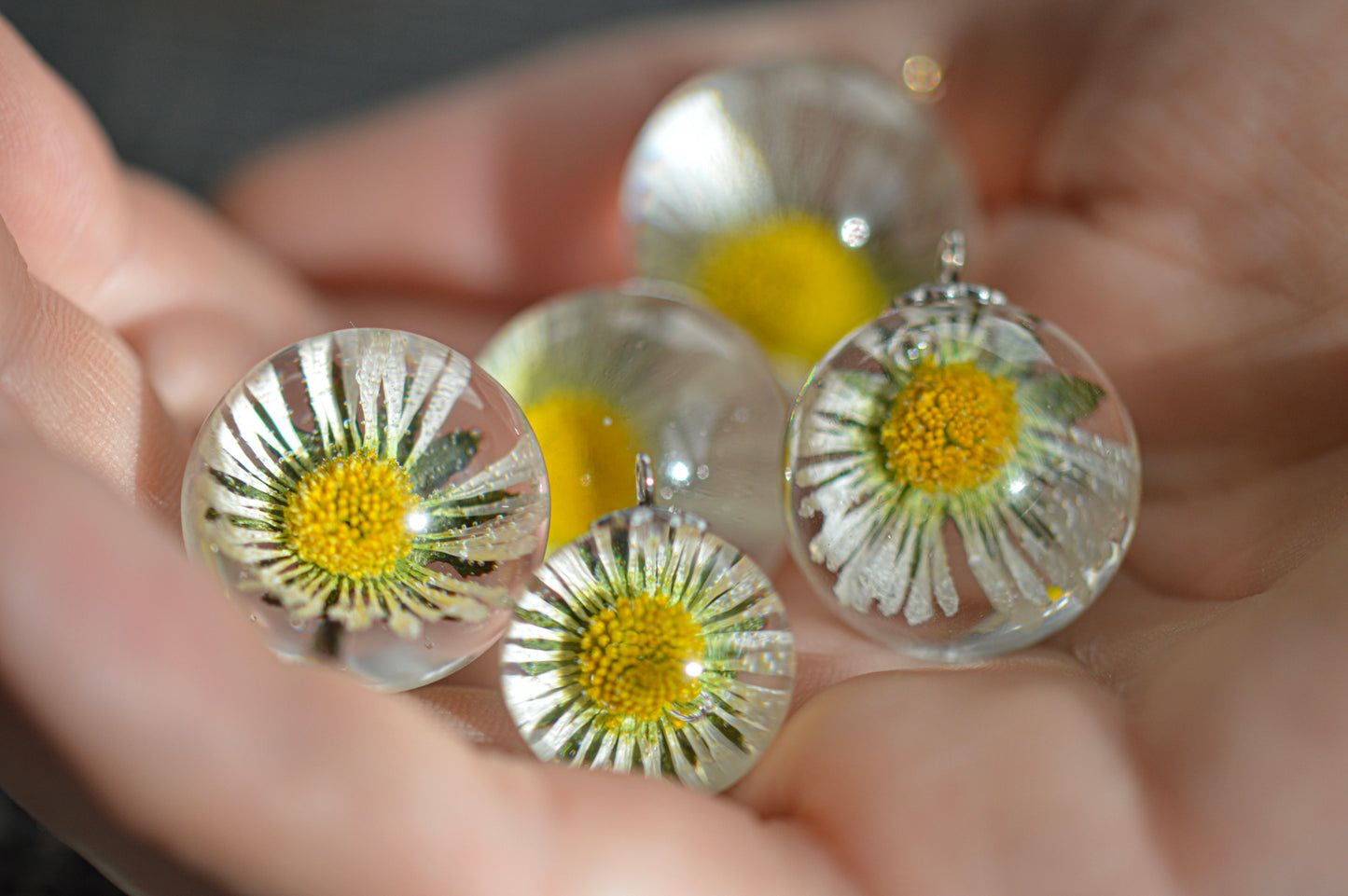 Gold-plated daisy necklace 2.4 cm.