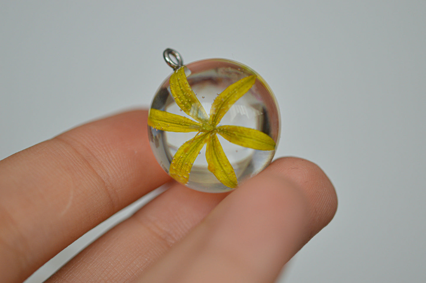 Yellow star-of-Bethlehem necklace 2.4 cm.