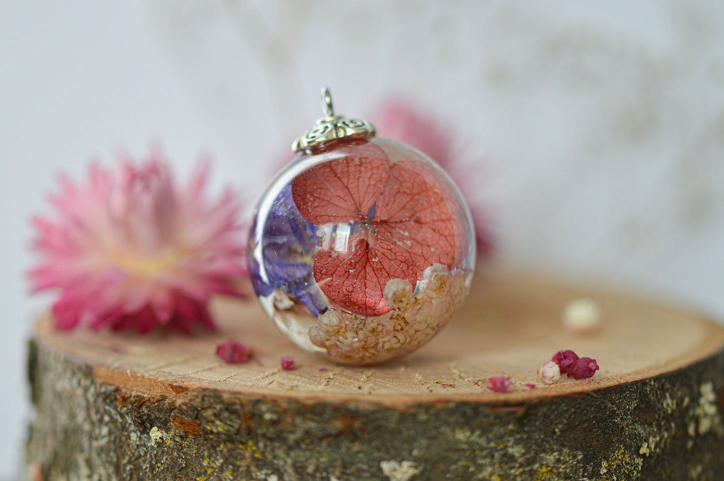 Double-sided necklace with real flowers