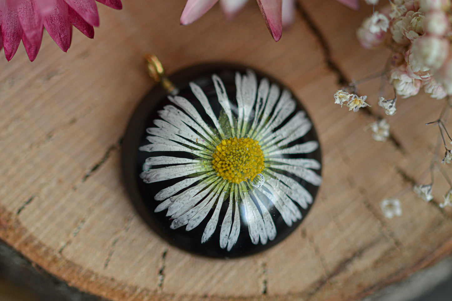 Gold-plated daisy necklace