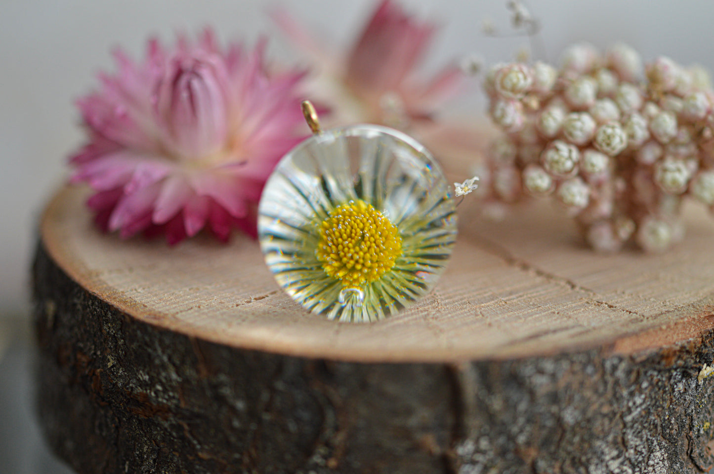 Gold-plated daisy necklace 2 cm.