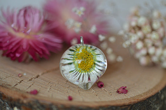 Unique daisy necklace