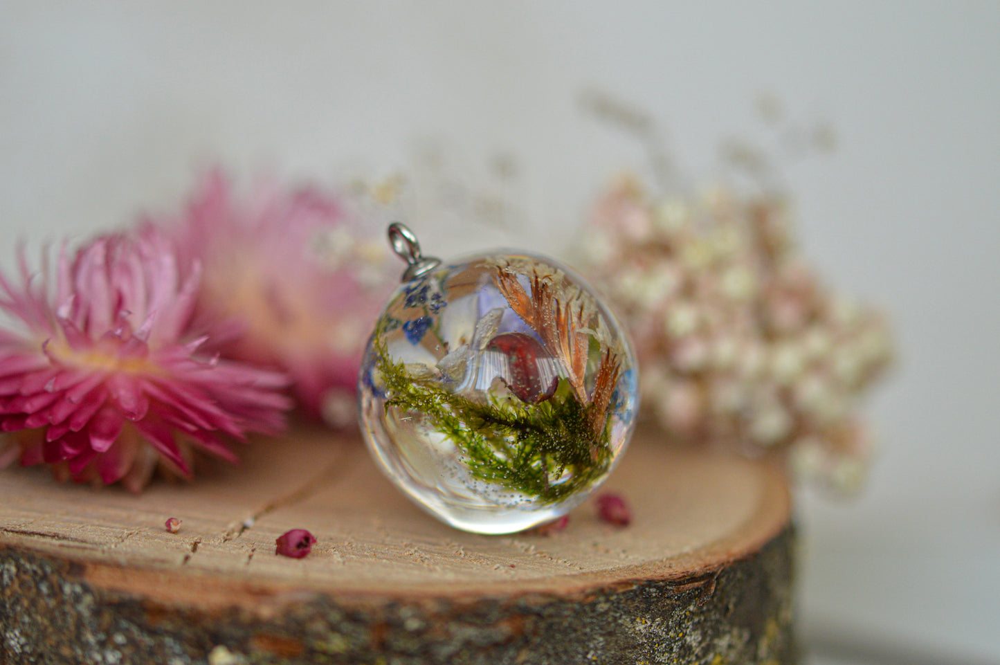 Necklace with real flowers and moss