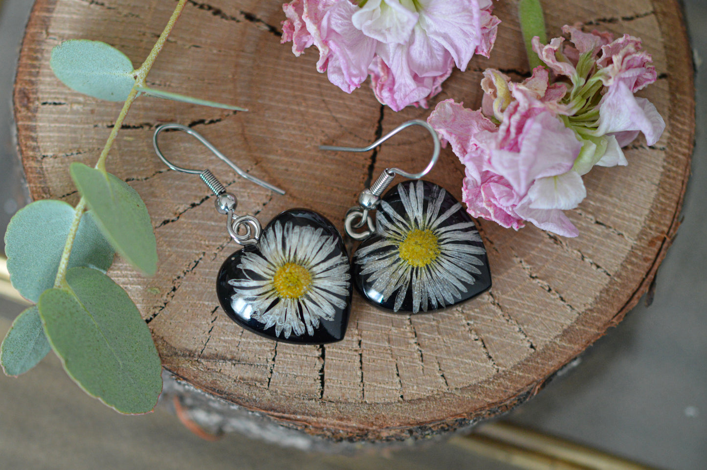 Heart earrings with real daisies