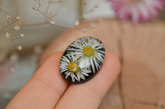 Daisy brooch