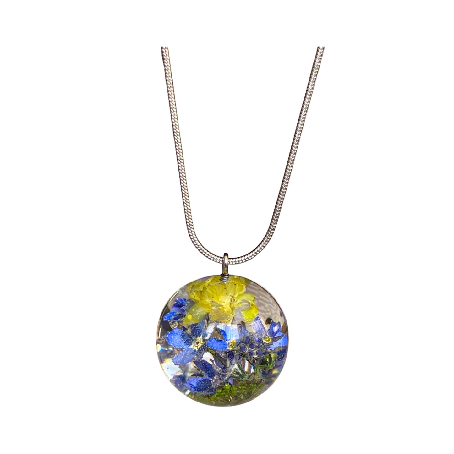 Necklace with real flowers in epoxy