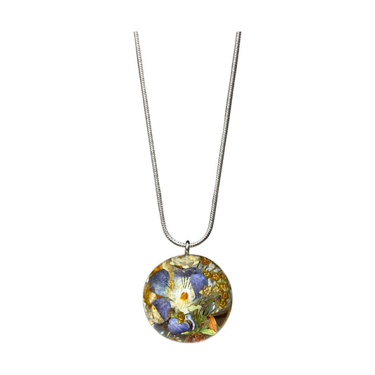 Necklace with dried flowers