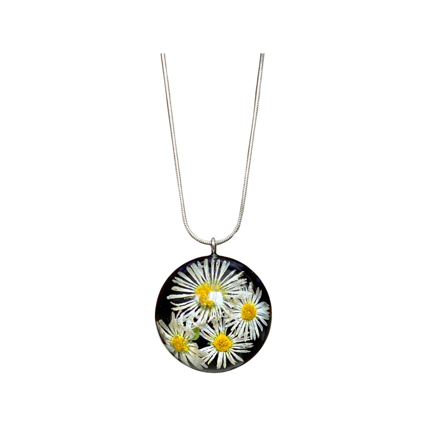 Necklace with real daisies