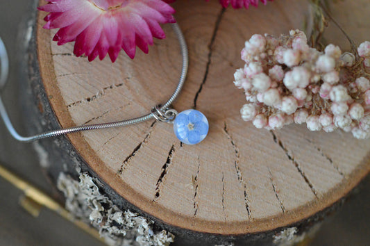 Little forget-me-not necklace