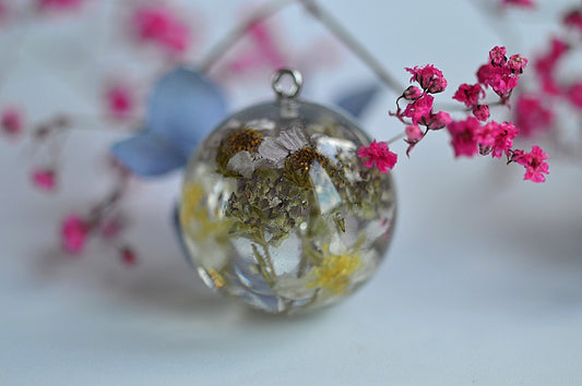 Spring necklace with real flowers