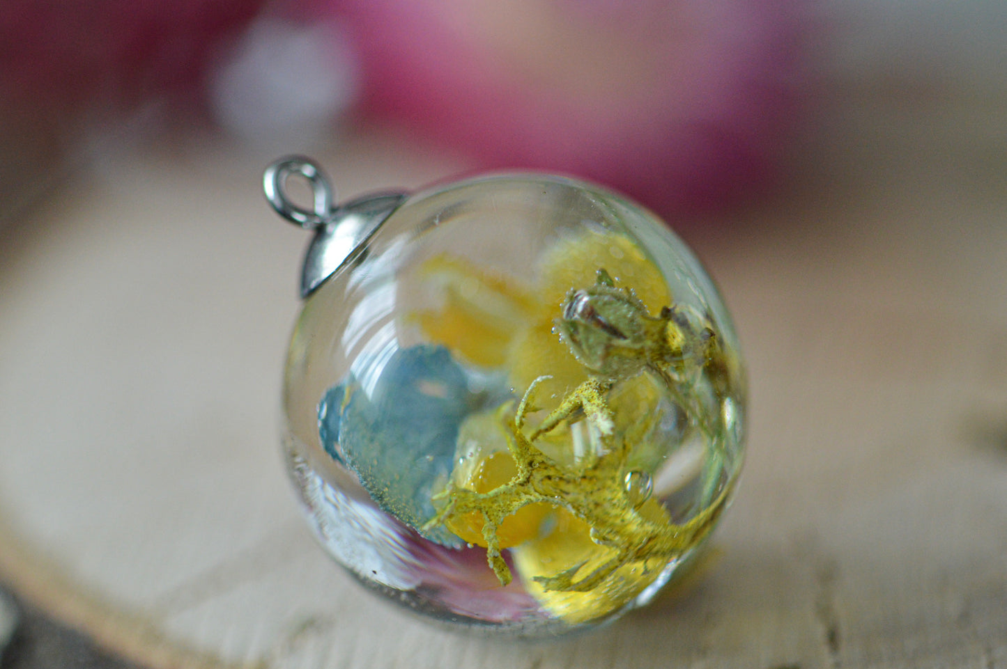 Spring necklace with natural flowers