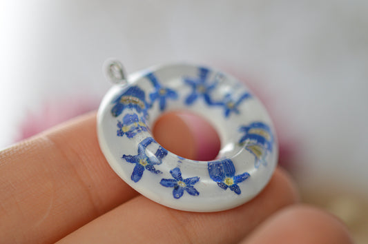 Necklace with forget-me-nots