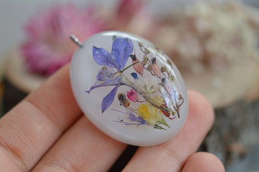 Spring necklace with flowers