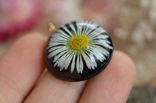 Gold-plated daisy necklace