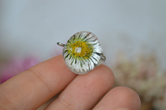 Unique daisy necklace