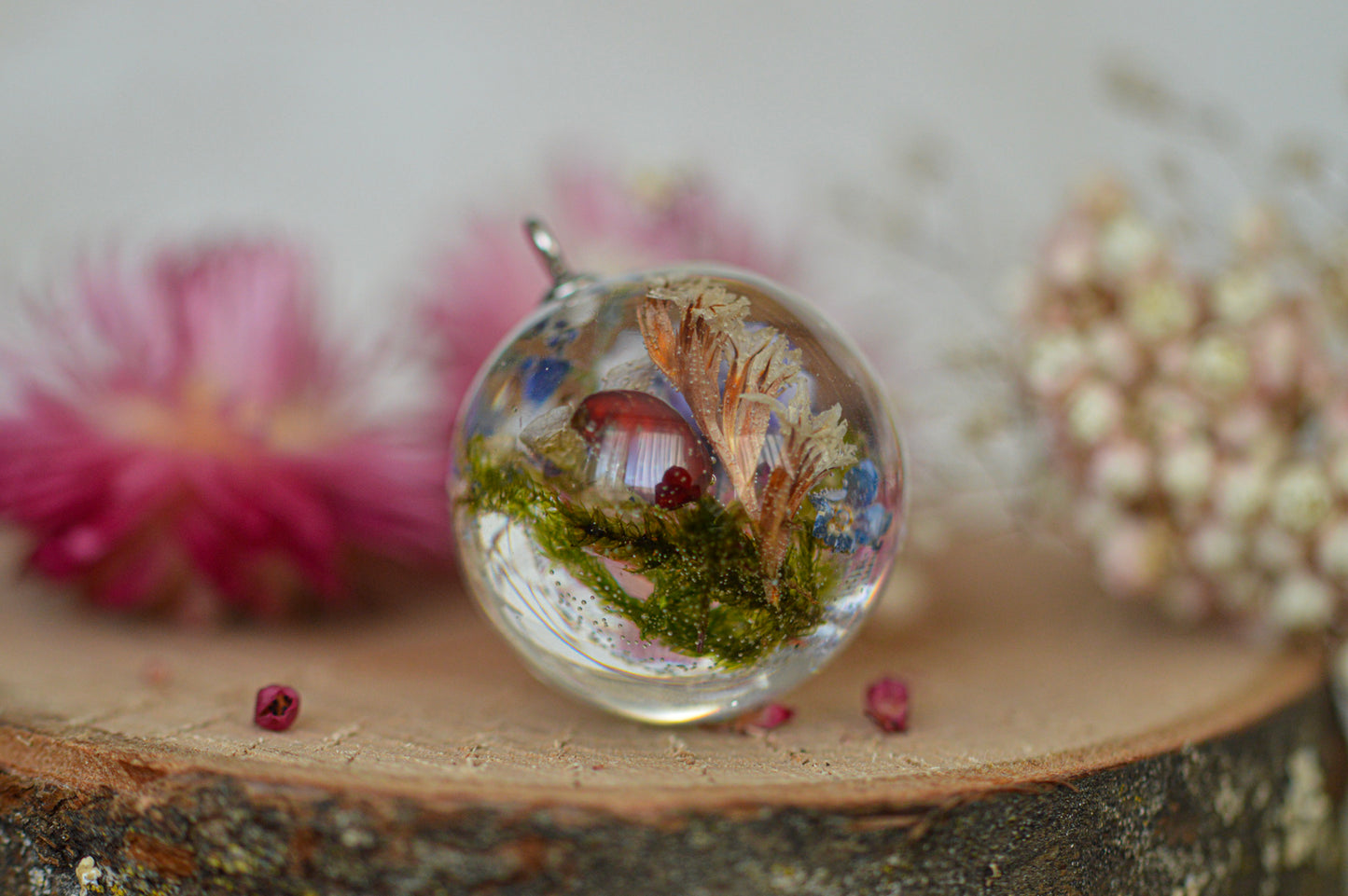 Necklace with real flowers and moss