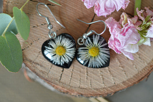 Heart earrings with real daisies