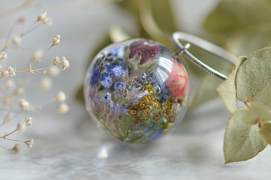 Necklace with real flowers