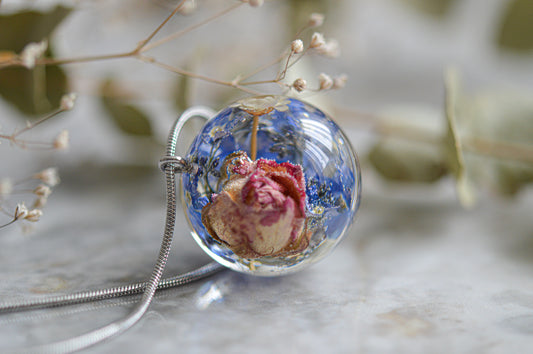 Summer floral necklace with a rose