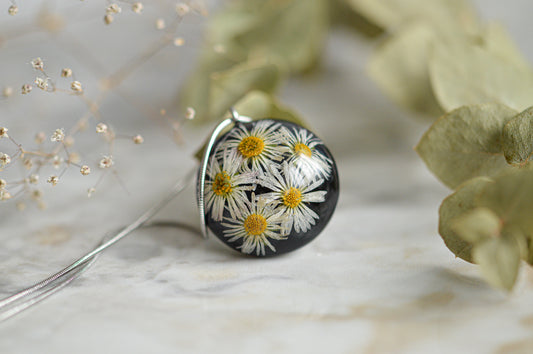 Necklace with real daisies