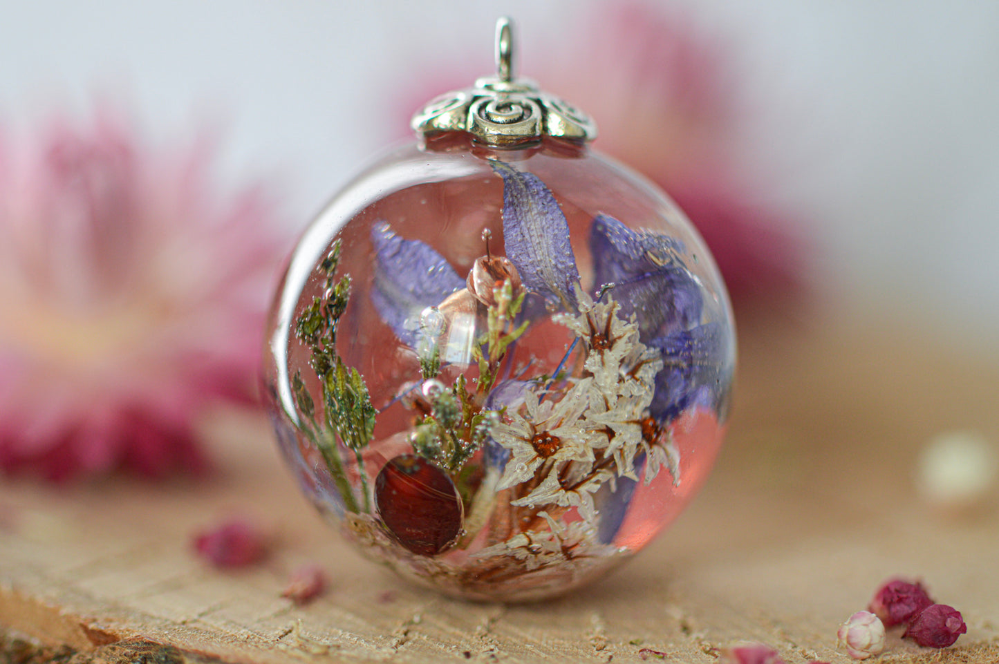 Double-sided necklace with real flowers