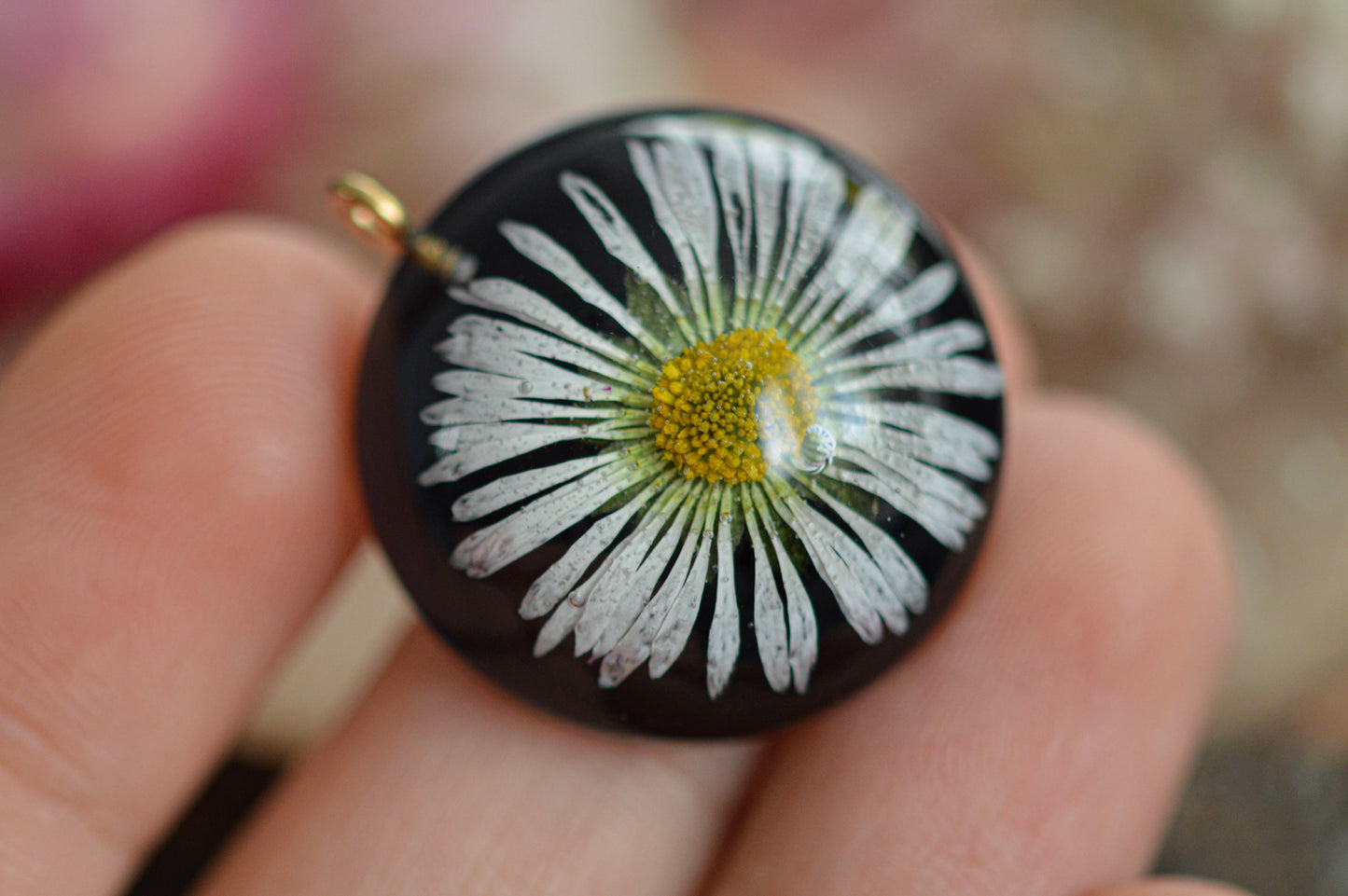 Gold-plated daisy necklace