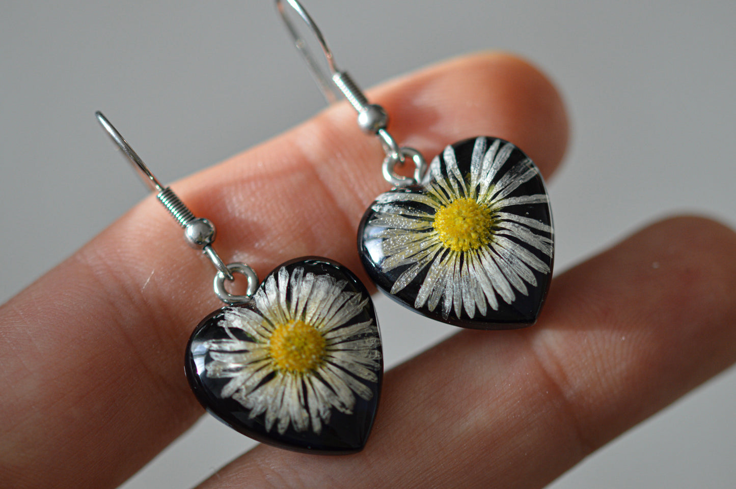 Heart earrings with real daisies