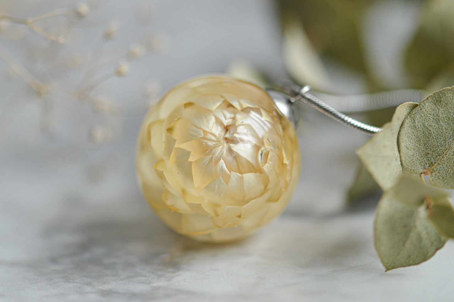 White strawflower necklace 2.4 cm.