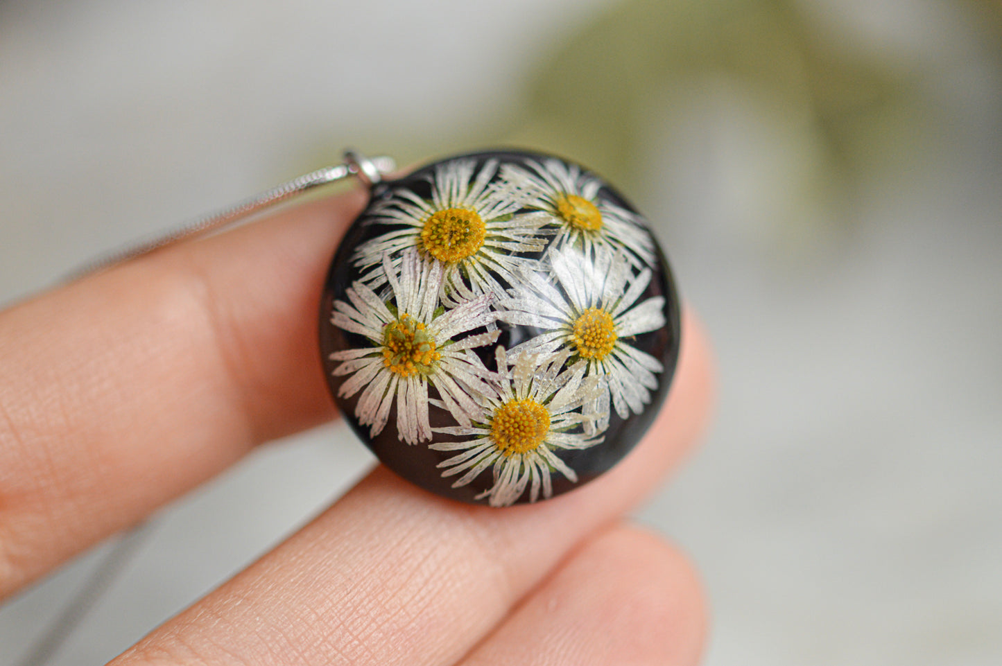 Necklace with real daisies