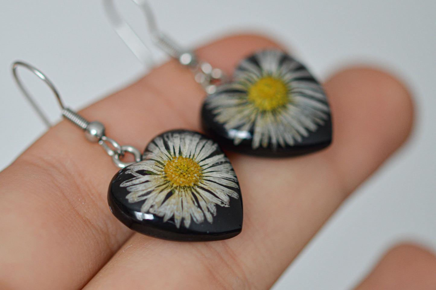 Heart earrings with real daisies