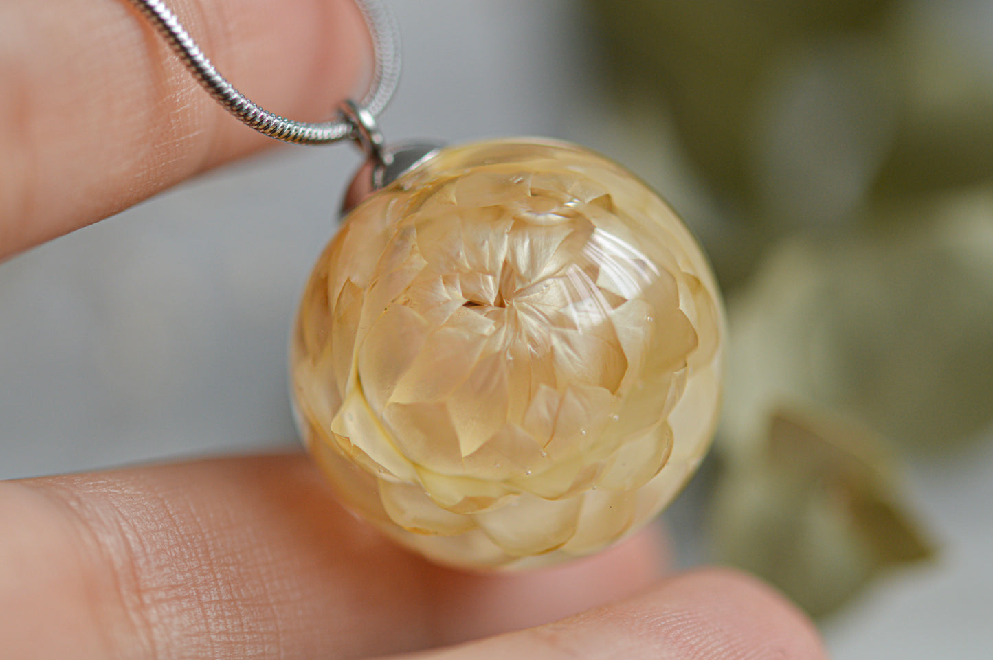 White strawflower necklace 2.4 cm.