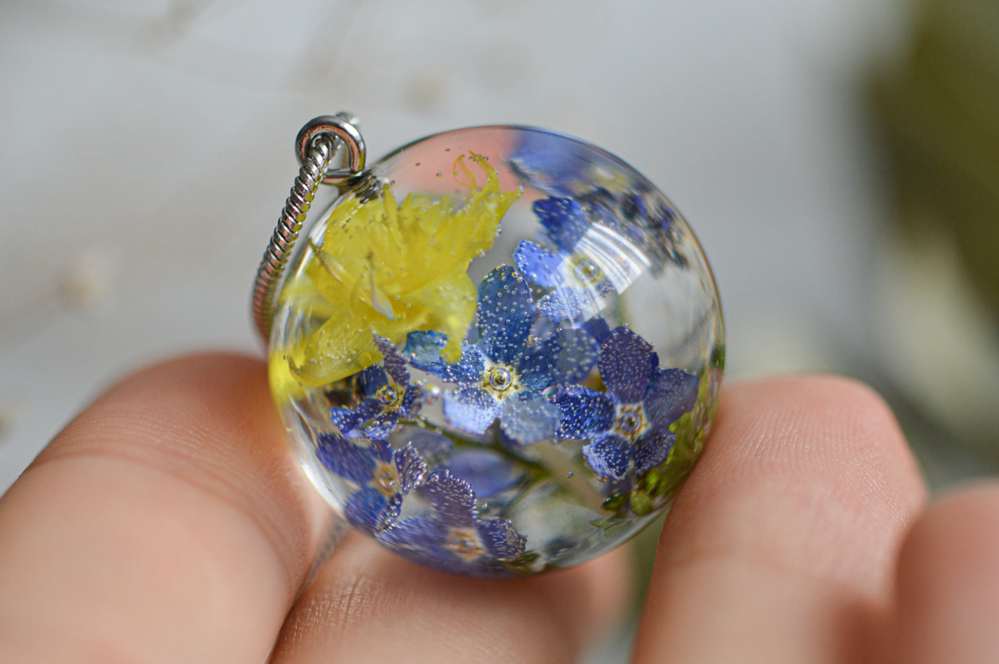 Necklace with real flowers in epoxy