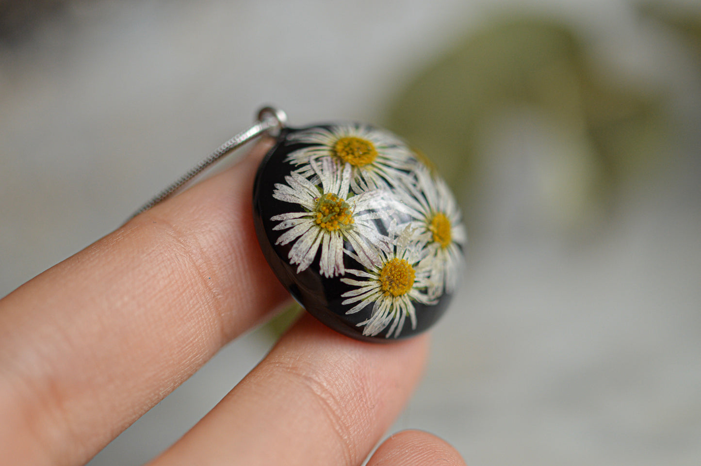 Necklace with real daisies