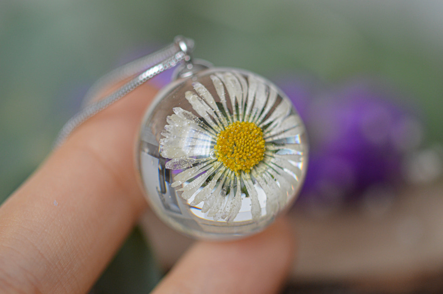 Necklace with a real daisy