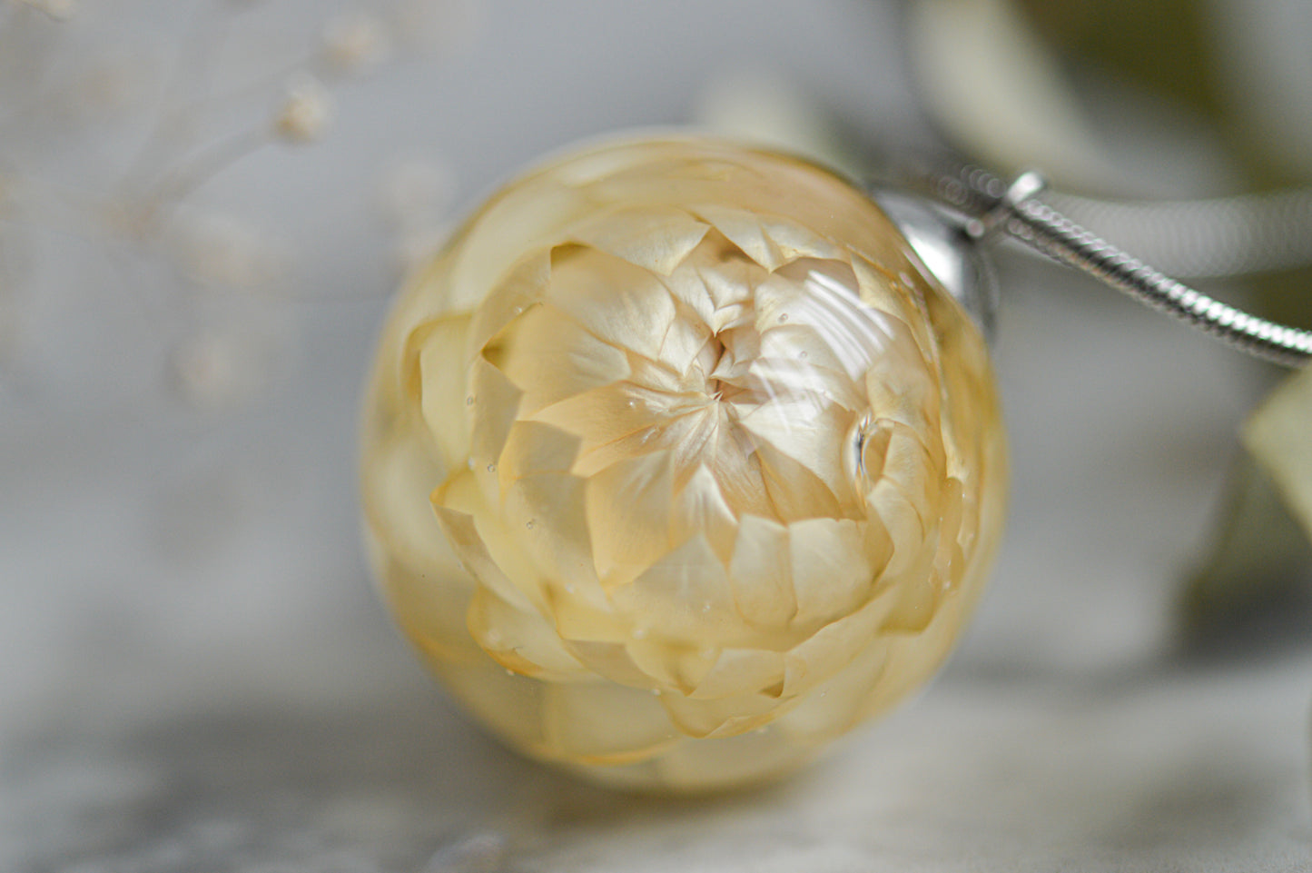 White strawflower necklace 2.4 cm.