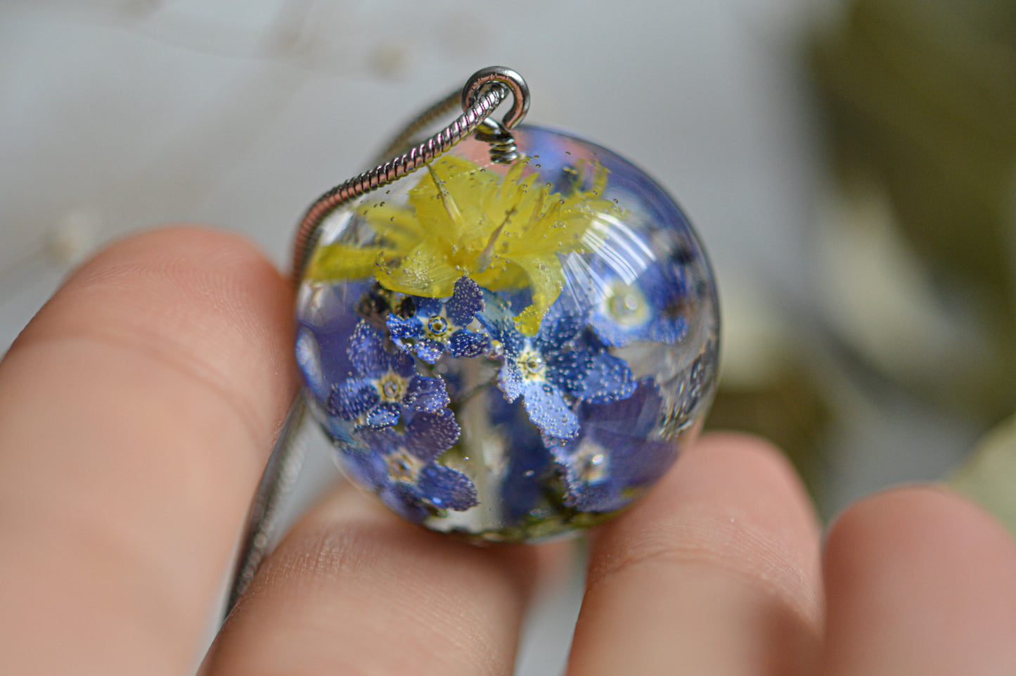 Necklace with real flowers in epoxy