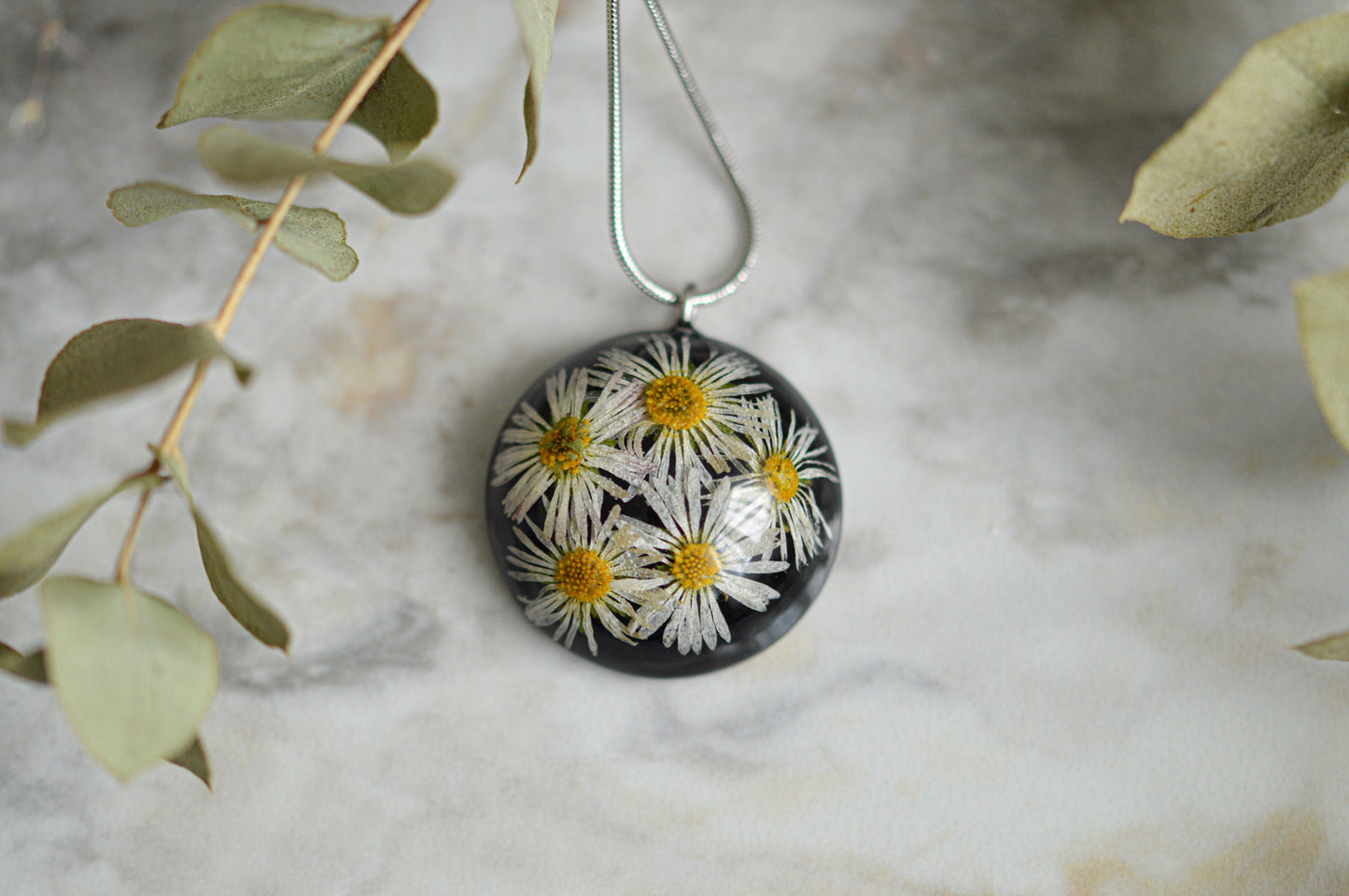 Necklace with real daisies