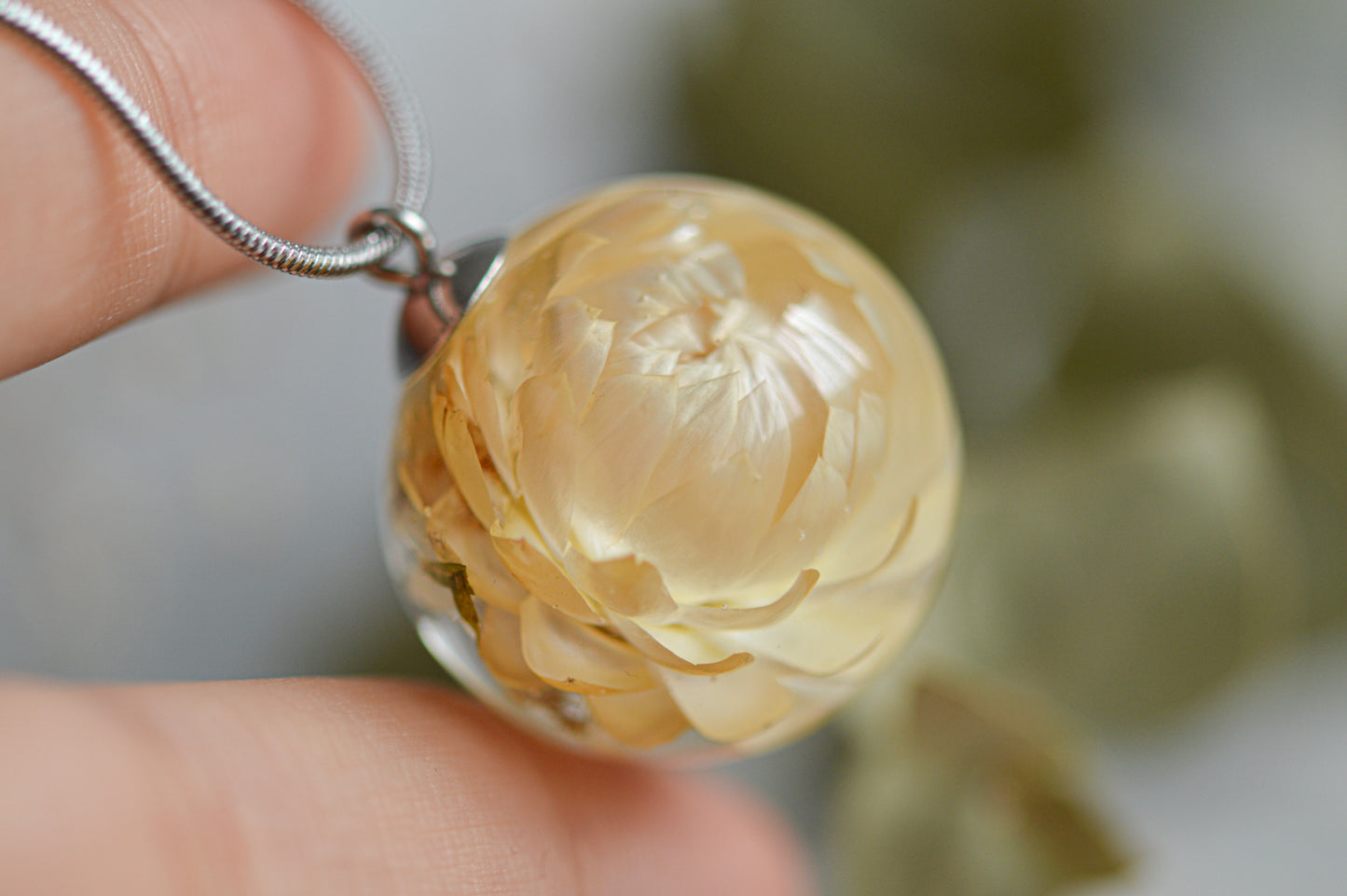 White strawflower necklace 2.4 cm.