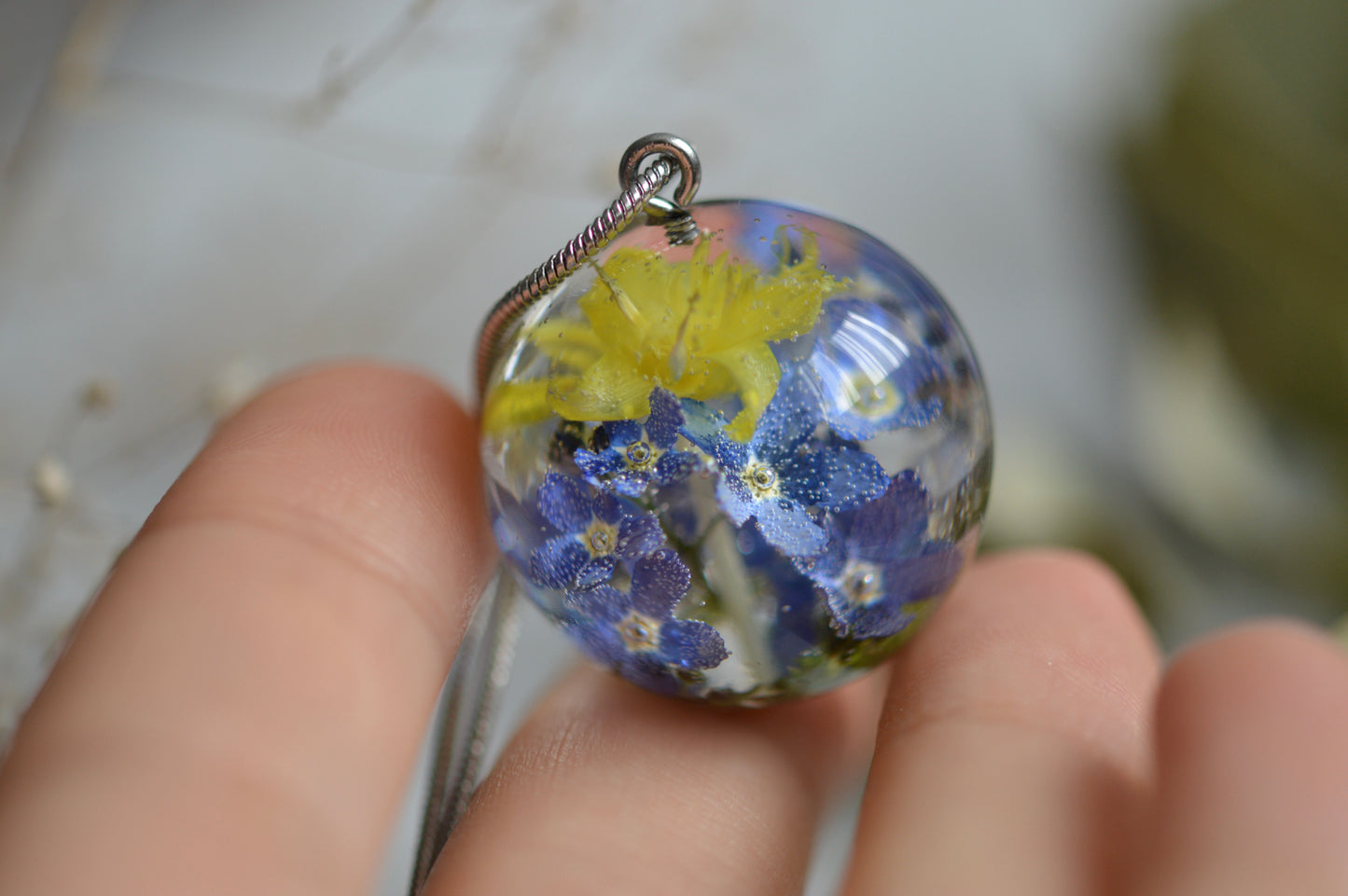 Necklace with real flowers in epoxy