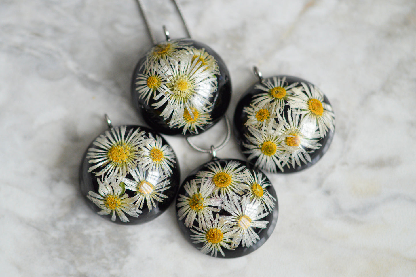 Necklace with real daisies