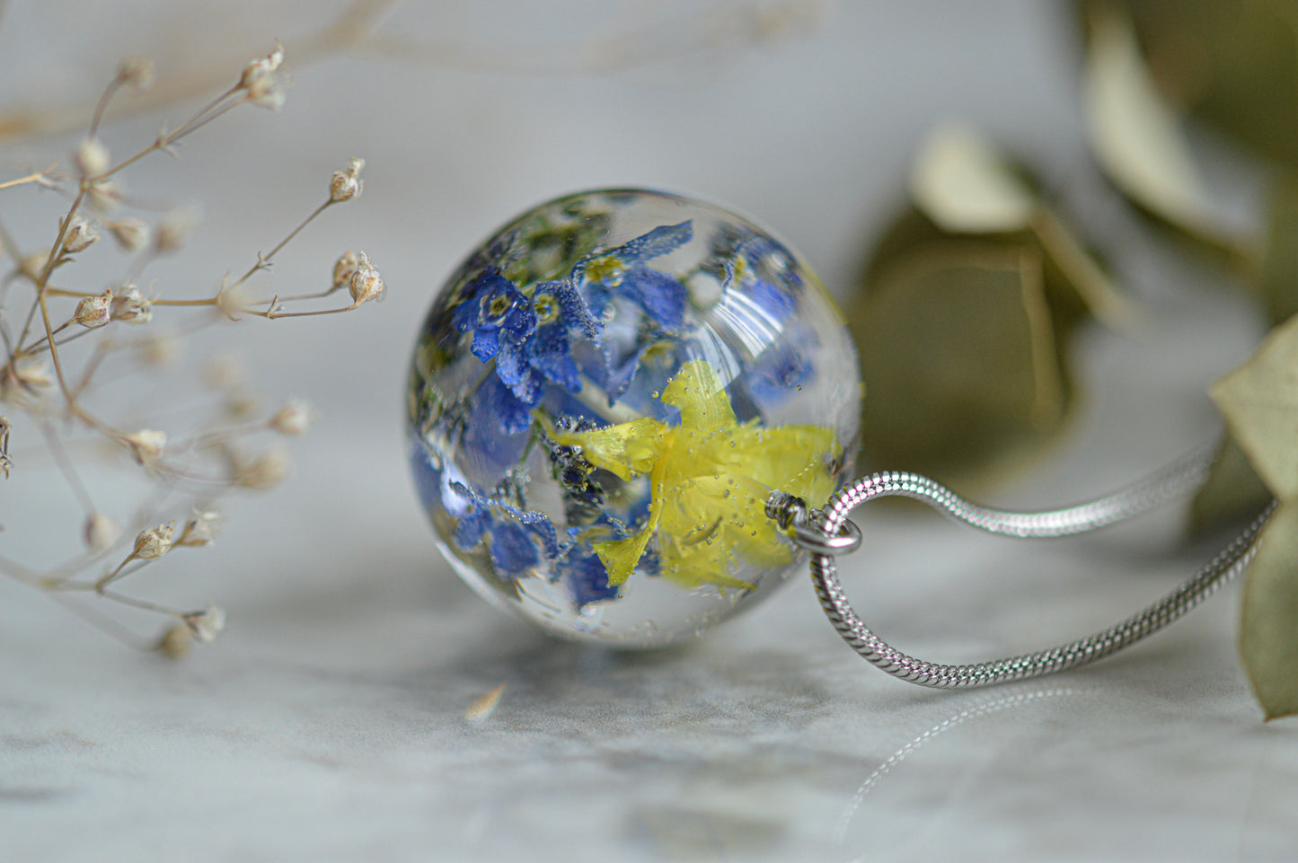 Necklace with real flowers in epoxy