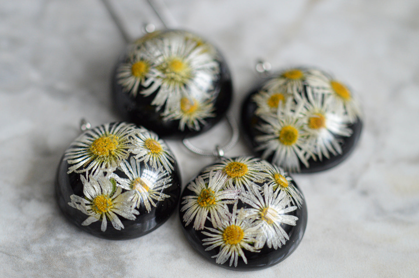 Necklace with real daisies